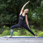 Christiane Würth von shankari senses praktiziert die Yogastellung Peaceful Warrrior.