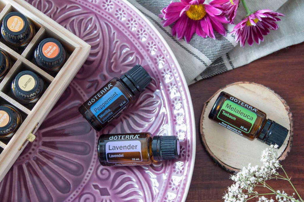 Ätherische Öle von dōTERRA: Pfefferminz, Lavendel und Teebaum.